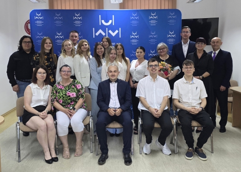 Absolwenci kierunku administracja wraz z komisją egzaminacyjną