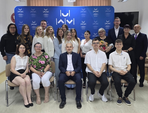 Absolwenci kierunku administracja wraz z komisją egzaminacyjną