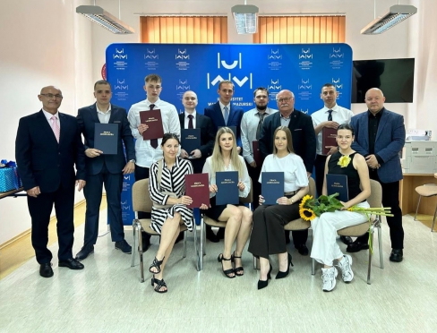 Absolwenci kierunku bezpieczeństwo wewnętrzne wraz z komisją egzaminacyjną.